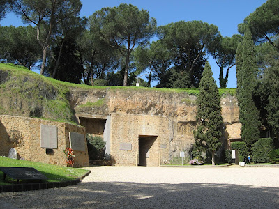 Il Mausoleo delle Fosse Ardeatine: per non dimenticare emozioni, storia e ricordi - Visita guidata Roma