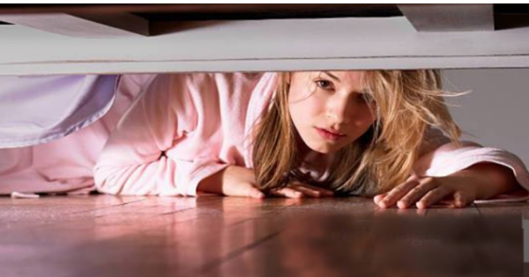 Заглядывает под кровать. Девушка под кроватью. Человек заглядывает под кровать. Ищет под кроватью. Глупая сестра застряла