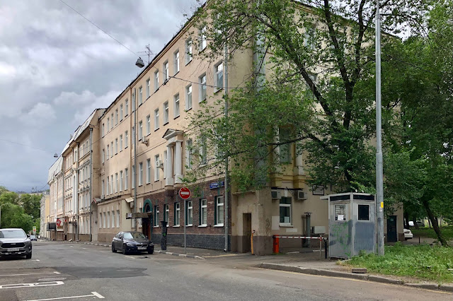 Дурасовский переулок, бывший доходный дом Н. Ф. Старикова (построен в 1904 году), гостиница «Эрмитаж» – бывший особняк В. К. Баева (здание построено в 1909 году)