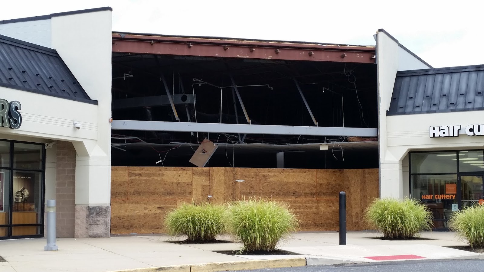 8/21/2018 Firstrust Bank and Famous Footwear Closing, Skechers Coming