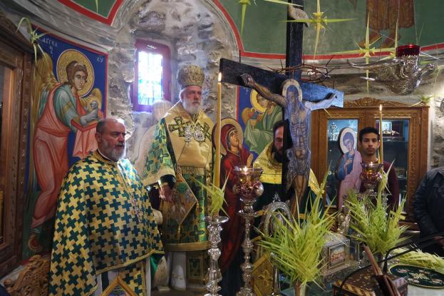 Φθιώτιδα: Έβγαλε μεγάφωνα στο μπαλκόνι και μεταδίδει τις Θείες Λειτουργίες (video)