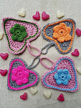 Corazones con flores puff a crochet