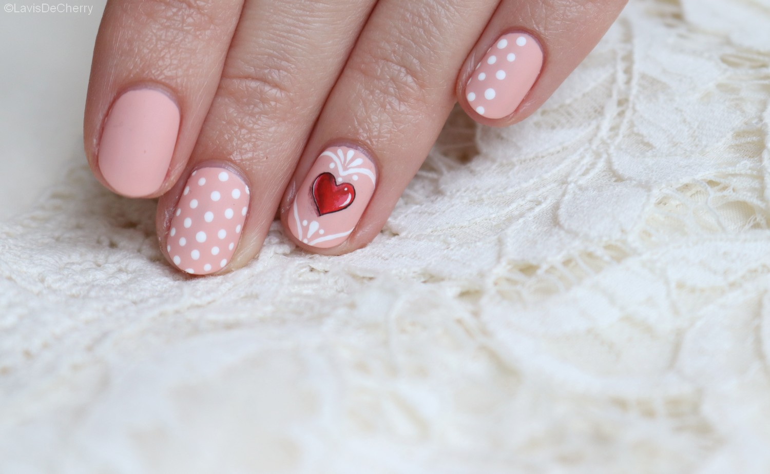 nail-art-nude-coeur-rouge-3d-mariage-saint-valentin-romantique