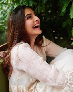 smiling is a gift of sonam kapoor