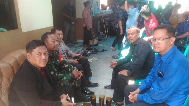 Ikut Berbela Sungkawa Babinsa Hadiri Acara Pemakaman Di Desa Binaan
