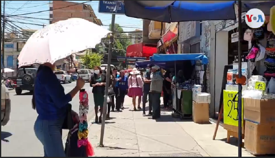Una acera en Cochabamba llena de comerciantes y tiendas / VOA