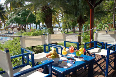 Plateau petit déjeuner sous terrasse en bois face à la mer du Gosier en Guadeloupe .
