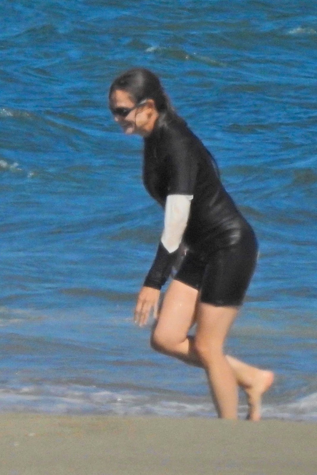 CelebPot: Jennifer Garner – Slips into a wet suit for a swim in Malibu