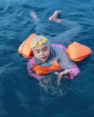 Cewek IGO Hijab manis berenang di laut Ria Ricis Jilbab basah Ria Ricis berenang di laut