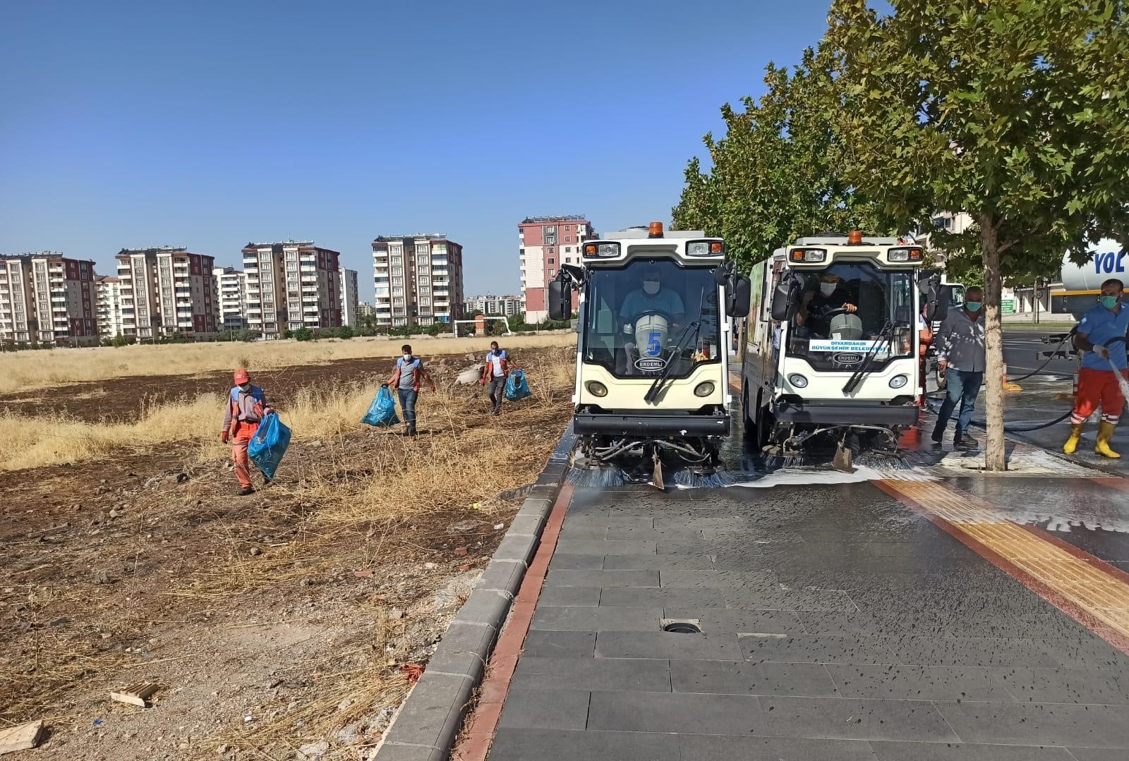 Diyarbakır Büyükşehir Belediyesinden Bağlar'da Covid-19 temizliği