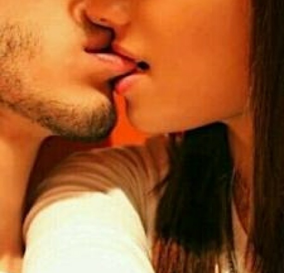 Biting kisses. Красивый поцелуй. Красивый поц. Поцелуй картинки красивые. Сладкий поцелуй.