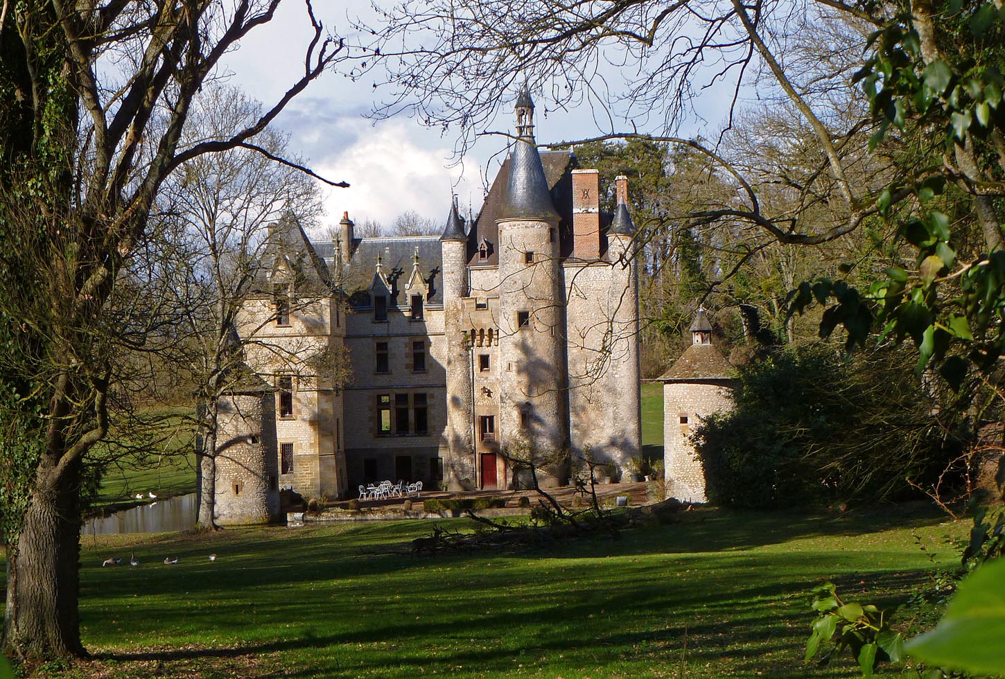 Шато де строгофф. Шато де Гаро. Замок Бурсо Франция. Шато-де-Монмюран. Шато де Либертэ