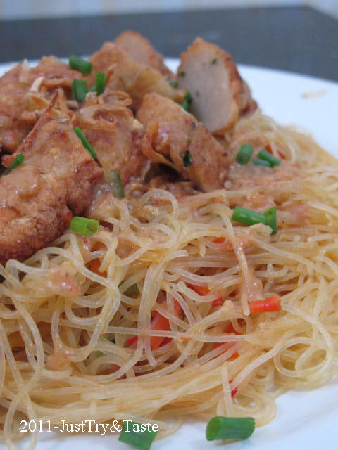 Resep Bihun Pedas Siram Sambal Kacang dengan Homemade Otak-Otak Goreng 