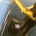 Câmera de elevador flagra entregador de pizza mexendo em uma das entregas
