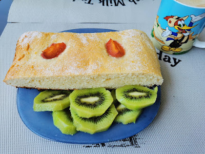 Coca de albaricoque con kiwi