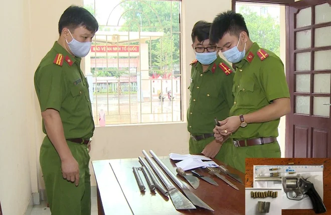 Hơn 20 người cầm súng, tuýp sắt hỗn chiến