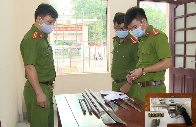 Hơn 20 người cầm súng, tuýp sắt hỗn chiến Hơn 20 người cầm súng, tuýp sắt hỗn chiến