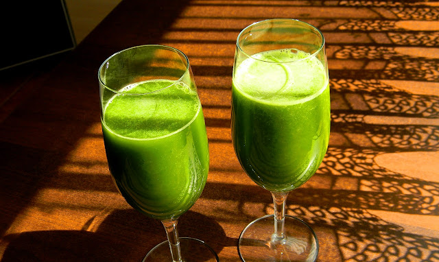 Zdrowy sok z wyciskarki wolnoobrotowej, zielony, ze szpinakiem