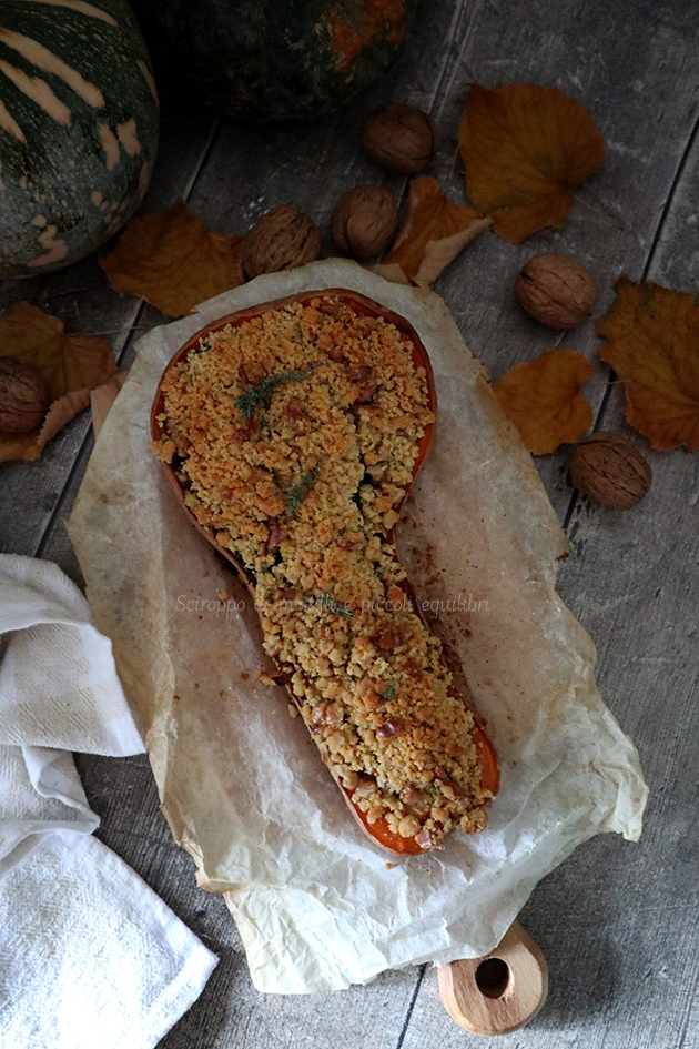 Zucca ripiena con funghi e noci ricoperta di crumble