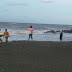 Ngisi Liburan Anak-Anak di Pantai Cahaya, Kendal, Jawa Tengah