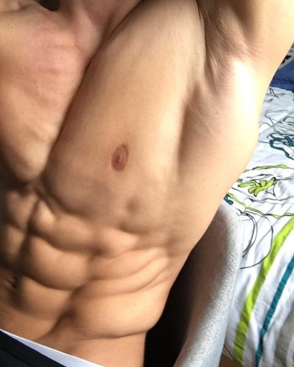 anonymous-young-shirtless-male-selfie-sixpack-abs-perfectly-shaved-armpit-bro-pictures