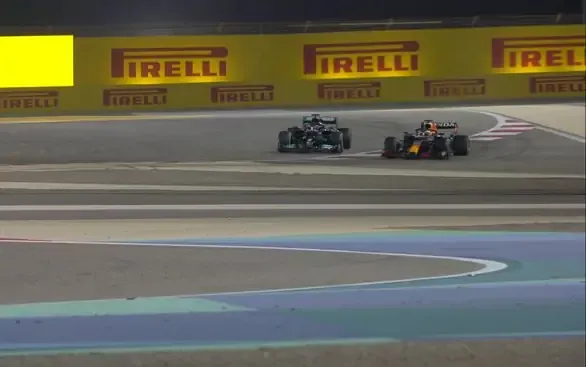 Il sorpasso di Verstappen a Hamilton in curva 4