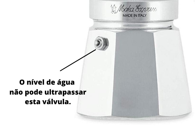 Não ultrapasse o nível da válvula de segurança da cafeteira