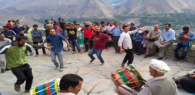 Which Gilgit festival marks the summer and the new harvest season?