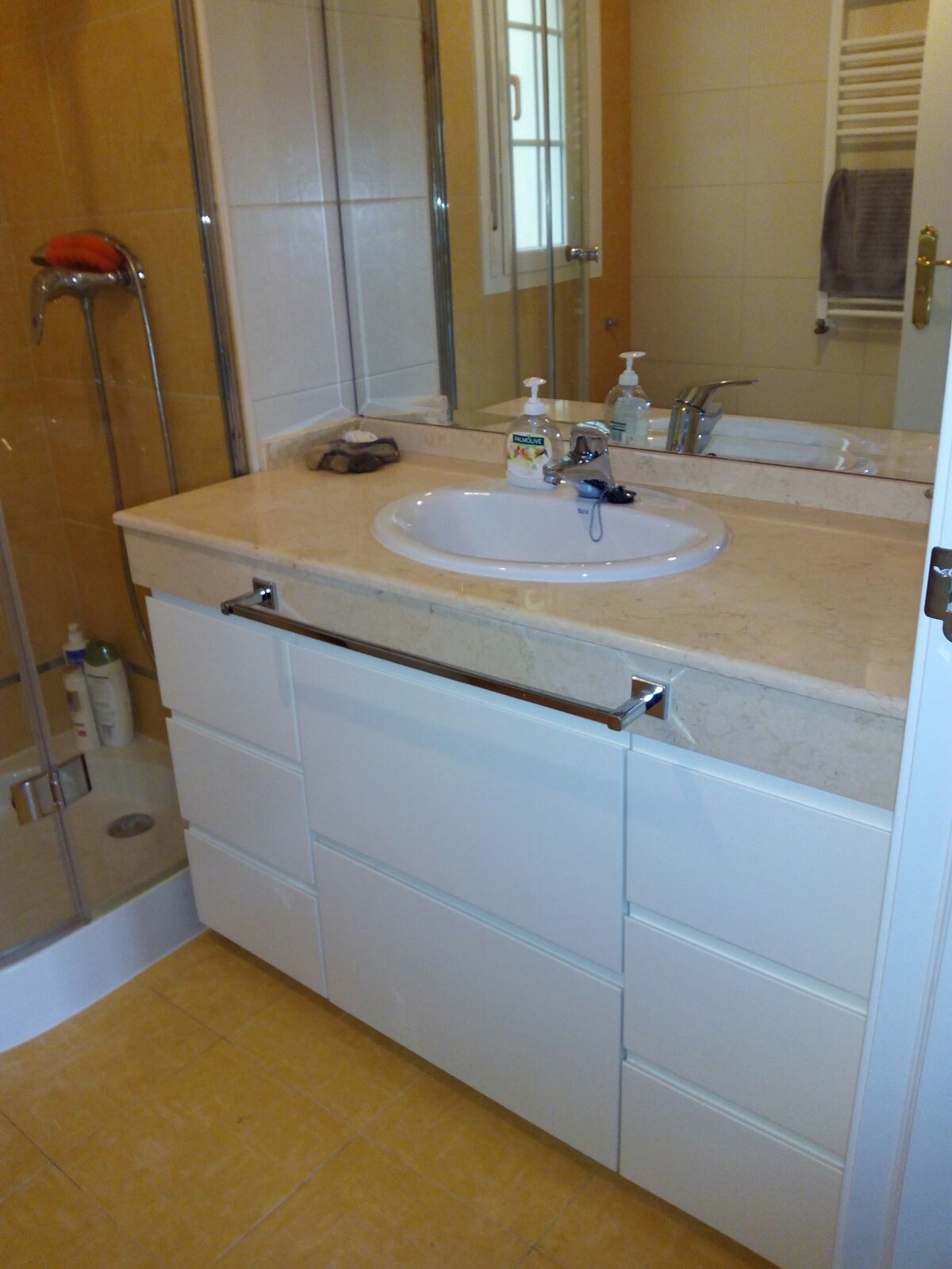 MUEBLES A MEDIDA: Mueble baño con cajones y gavetas con uñero lacado en ...