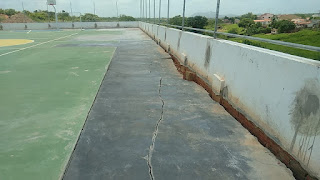 VERGONHA: Parede lateral de quadra de esportes desaba antes de sua inauguração oficial no município de Paraná-RN om - VERGONHA: Parede lateral de quadra de esportes desaba antes de sua inauguração oficial no município de Paraná-RN