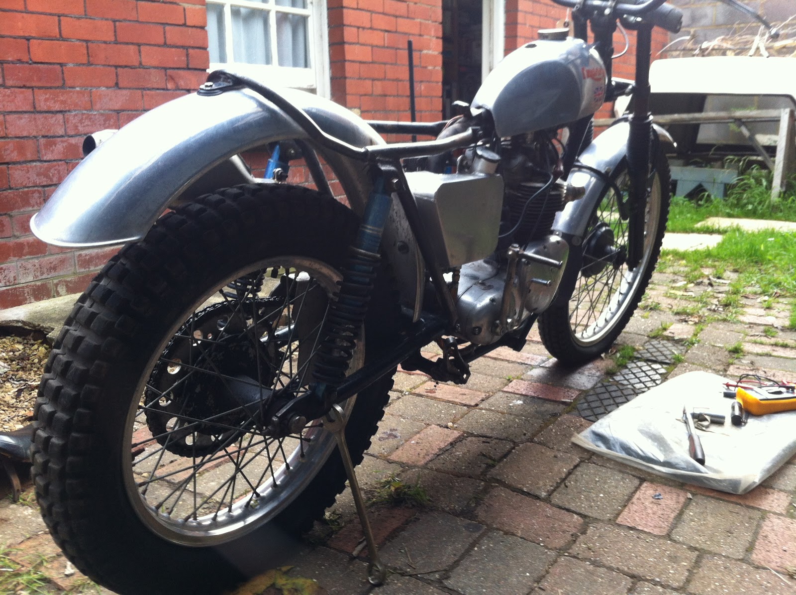 Black Sun Cycles Dad's new Triumph T100 A. Is undergoing its desert