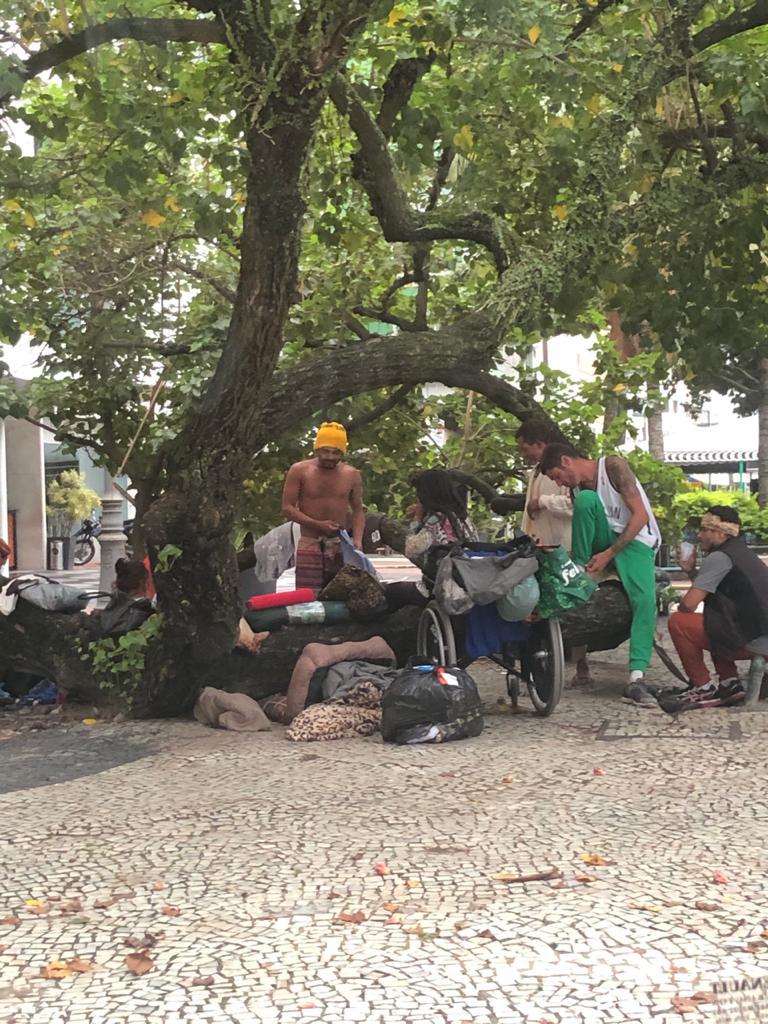 O cão que fuma...: Moradores de rua transformam Copacabana em latrina a céu aberto e espalham móveis pelas ruas: comércio e consumo de drogas é a regra