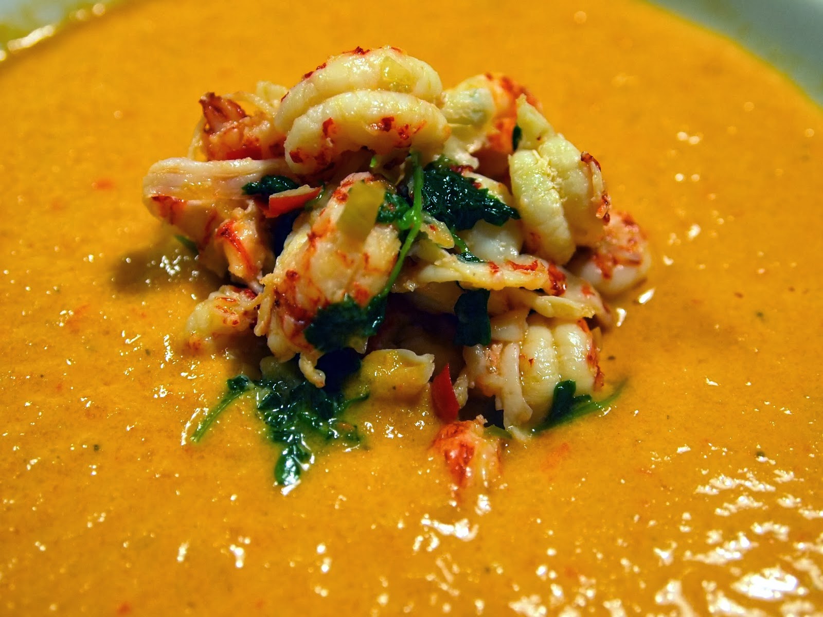 Cremet grøntsagssuppe med krebs og chili