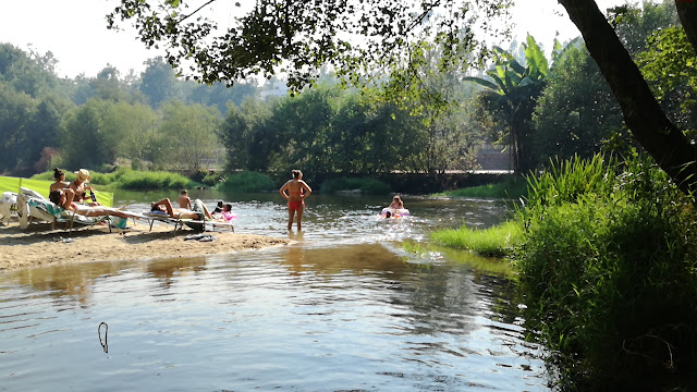 Apanhar sol na Praia Fluvial da Moleira