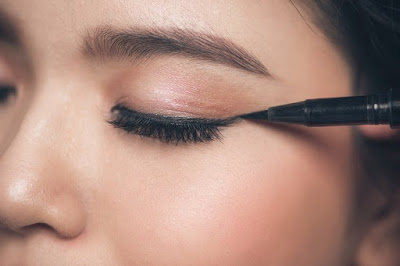 Cara Menggunakan Eyeliner dengan Benar