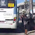 Porta de ônibus cai no meio da rua durante viagem na Zona Oeste do Rio