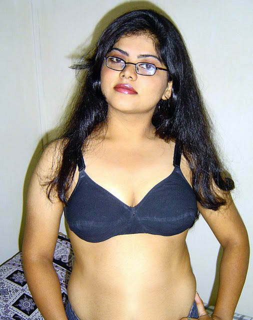 Hot Sexy Indian Desi Mallu Aunty Kambi Kadakal In Bra Spicy Photos Bolly Pisachi