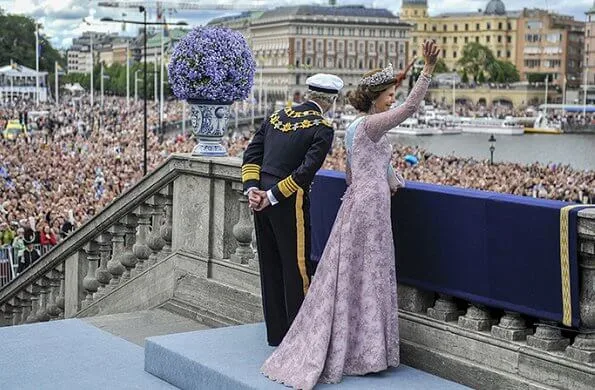 Wedding dress of Crown Princess Victoria was designed by Pär Engsheden. The cameo tiara is made of gold, pearls and cameos