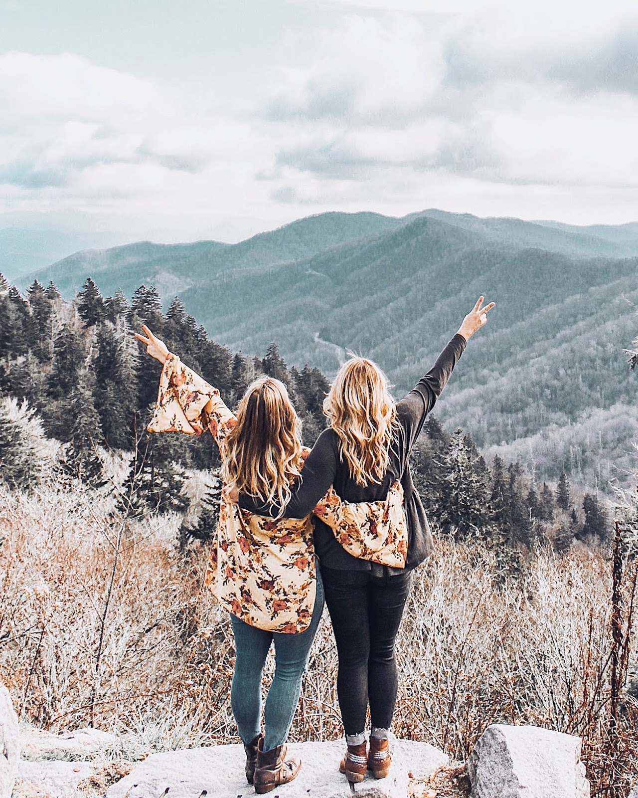 9 Best Friend Poses For Your Instagram
