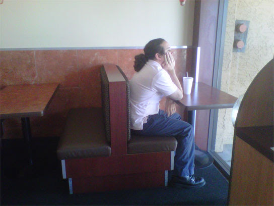 Photo : ひとりで座ると、何となく孤独が増して見える作りのカフェの席