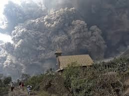 AL MENOS 16 MUERTOS TRAS POTENTE ERUPCION DEL VOLCAN SINABUNG, 02 de Febrero 2014