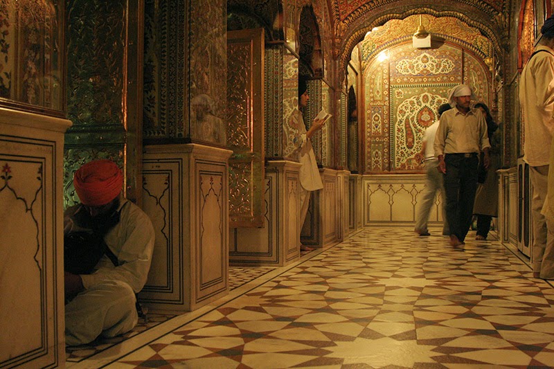 http://www.travelindia123.com/golden-temple-amritsar-punjab-india.html