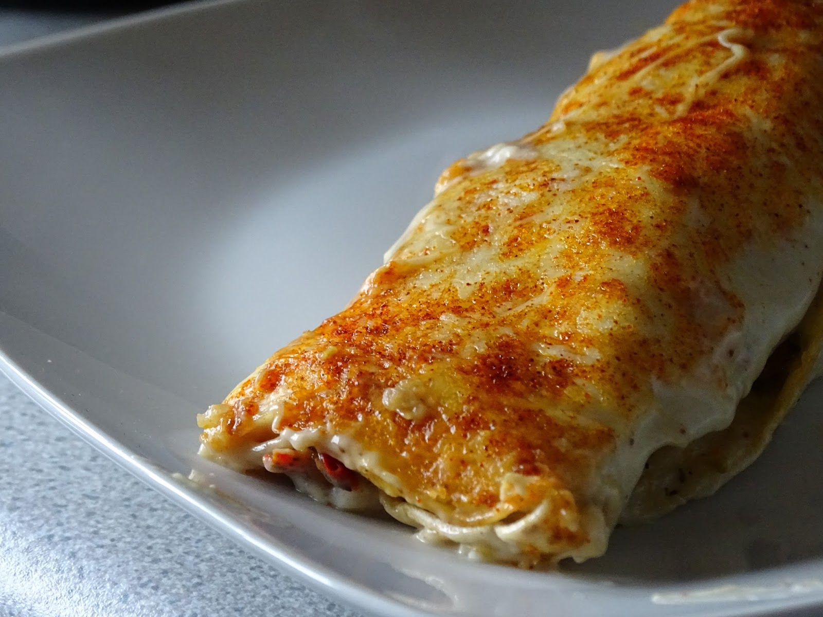 Tortilla z warzywami zapiekana w sosie beszamelowym