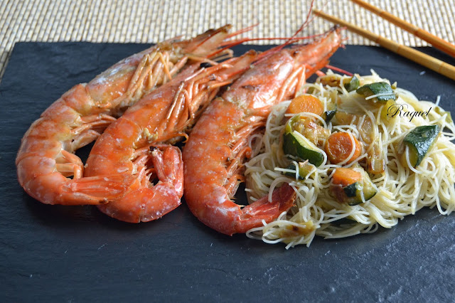 Fideos Chinos De Arroz Con Verduras Y Gambones
