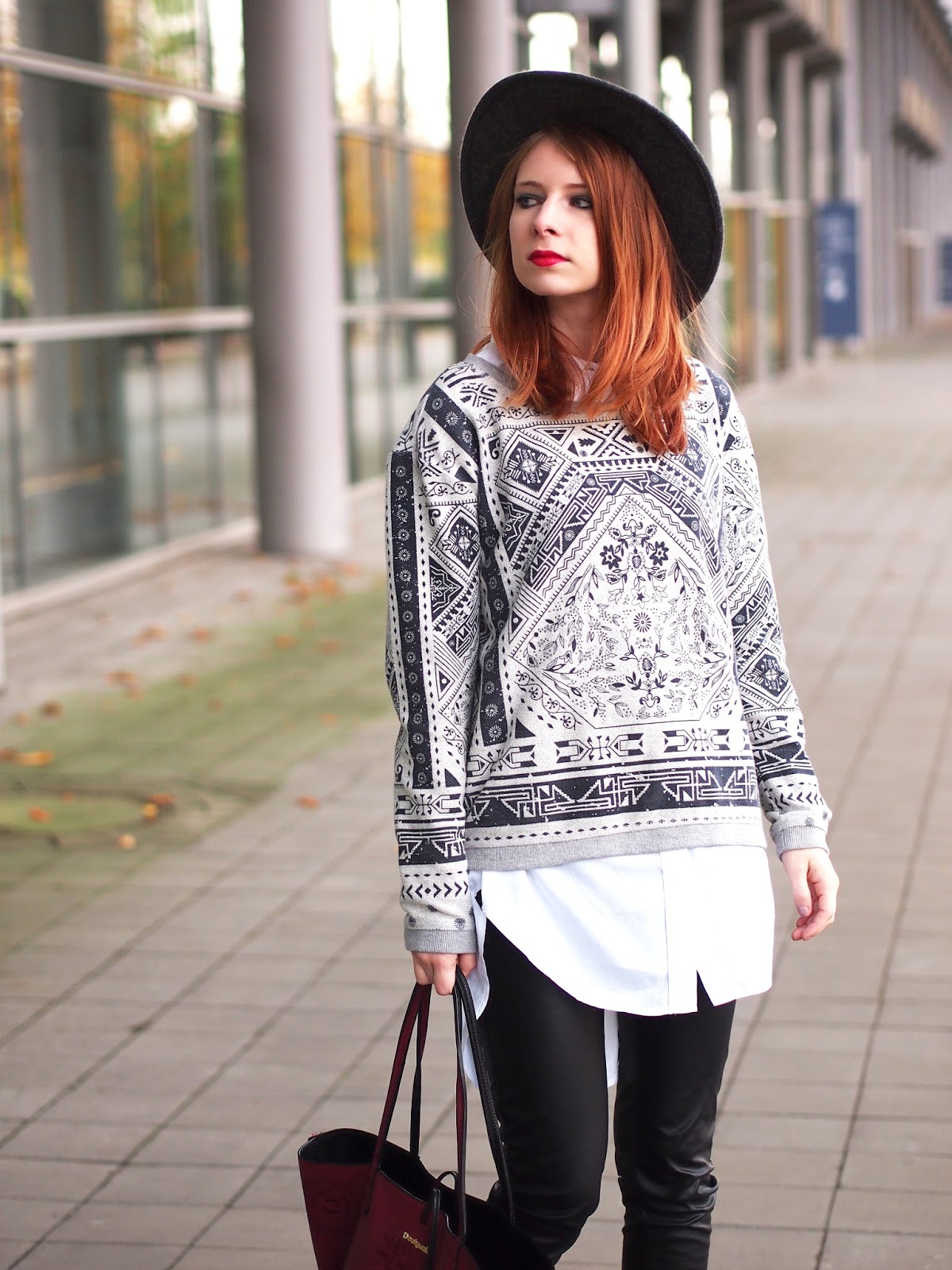 Outfit Layering oversized Pullover mit weißer Bluse kombinieren