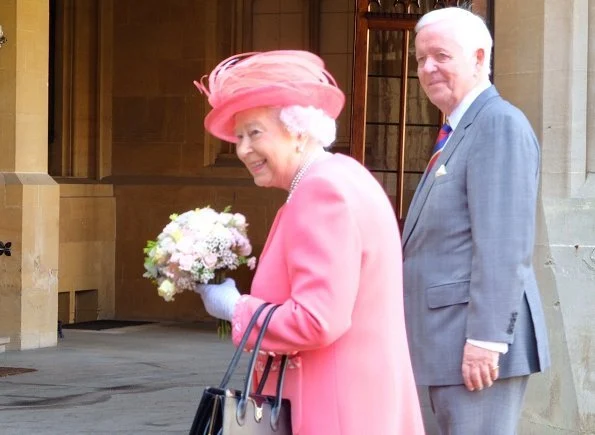 Queen Elizabeth II pressed the start button to commence the 2018 London Marathon this morning in Blackheath