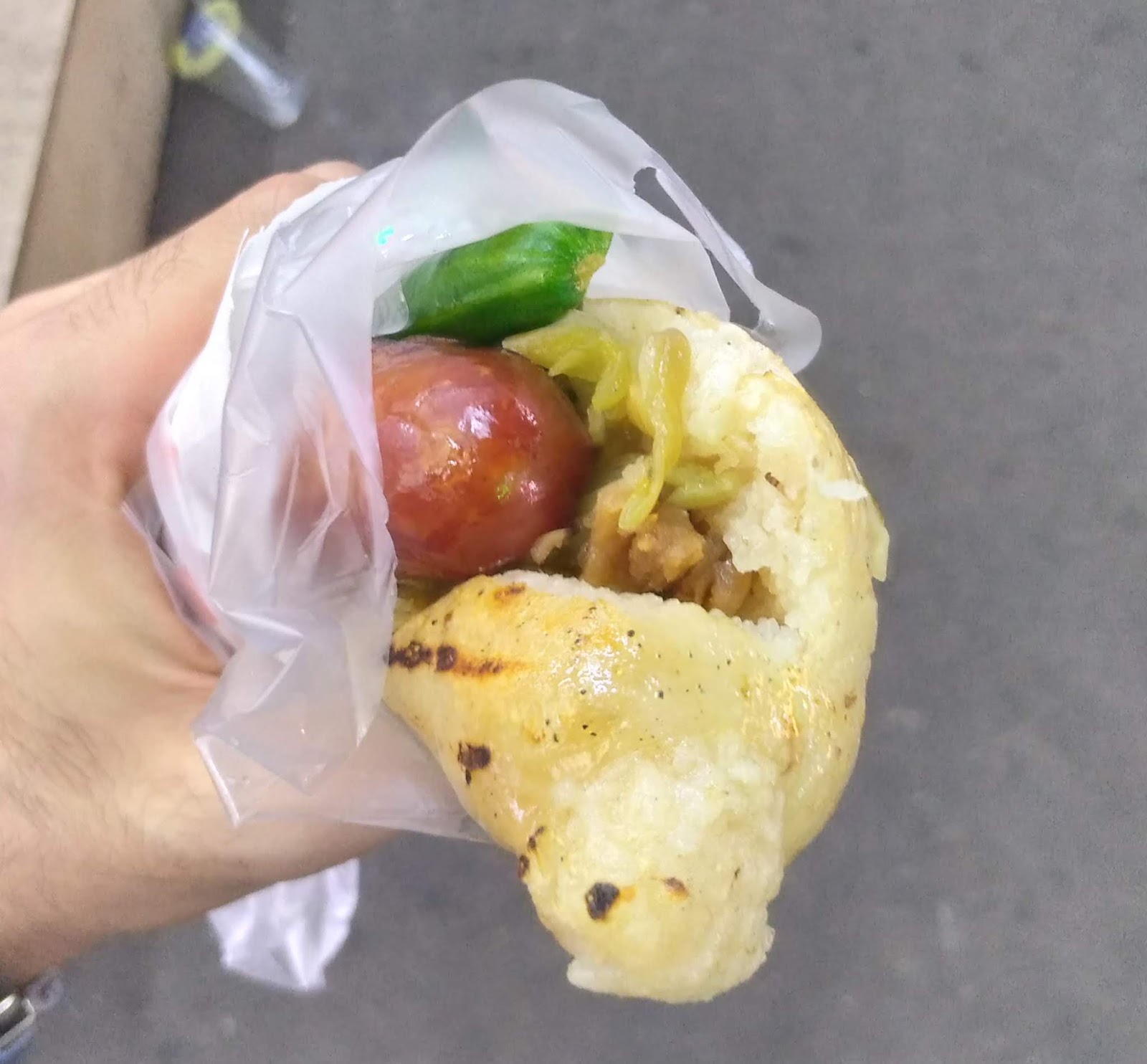 【台中・逢甲夜市】台湾で2番めに美味しい大腸包小腸『官芝霖大腸包小腸』