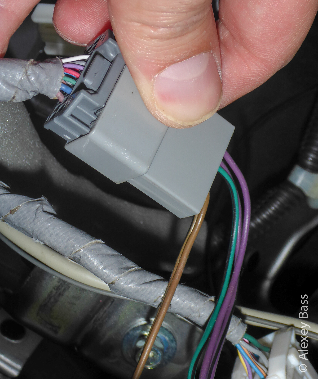 Browns are CAN, violet are AUX L+R in with green (GROUND for them).