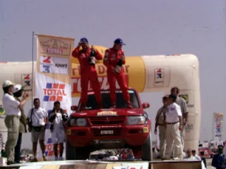 momentul premierii dupa castigarea cursei la Dakar, 2001