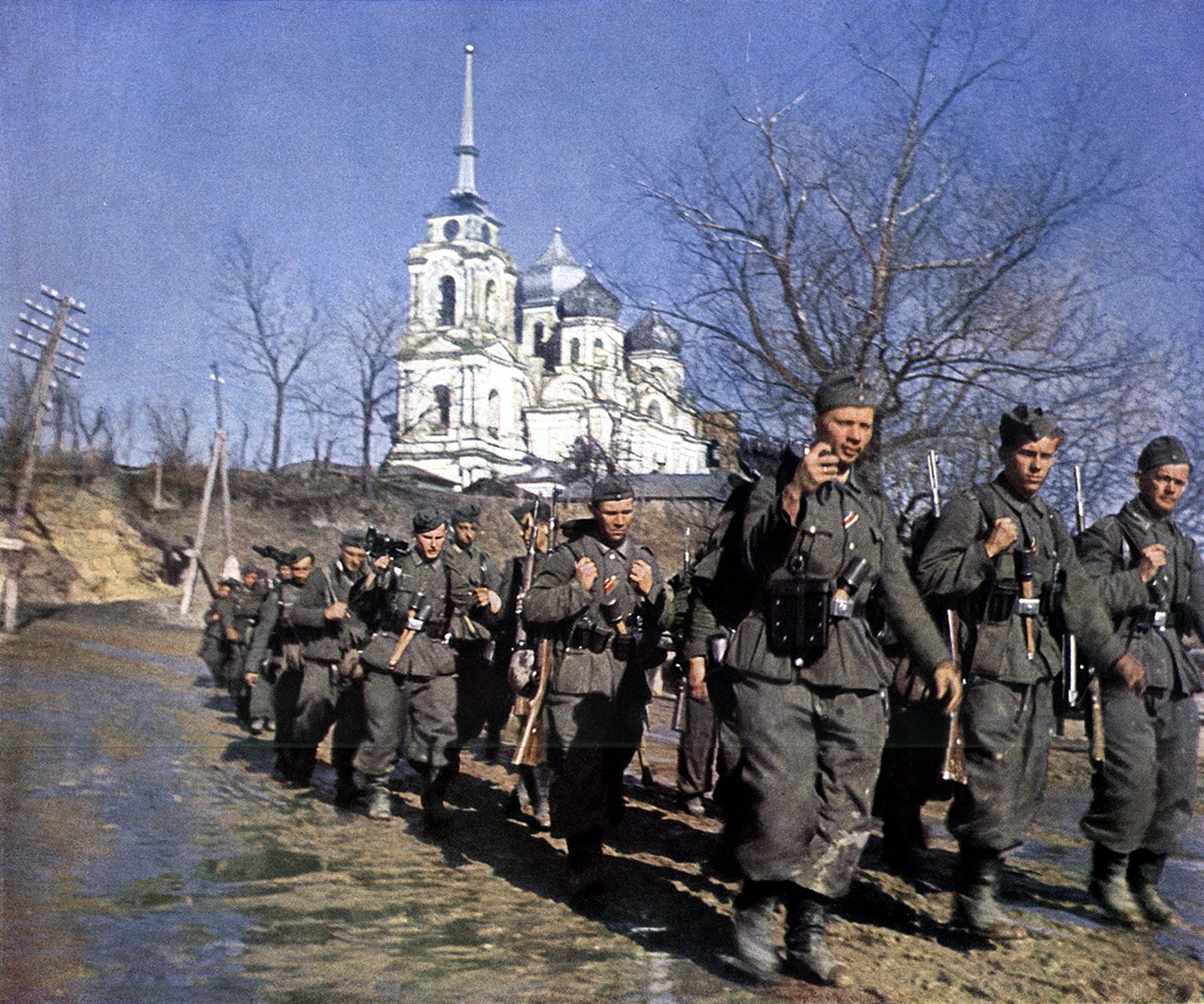 world-war-ii-in-color-german-soldiers-marching-in-the-east-in-1941
